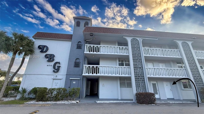 Fully renovated 2/2 featuring an open floor plan, tile flooring - Beach Condo for sale in Deerfield Beach, Florida on Beachhouse.com