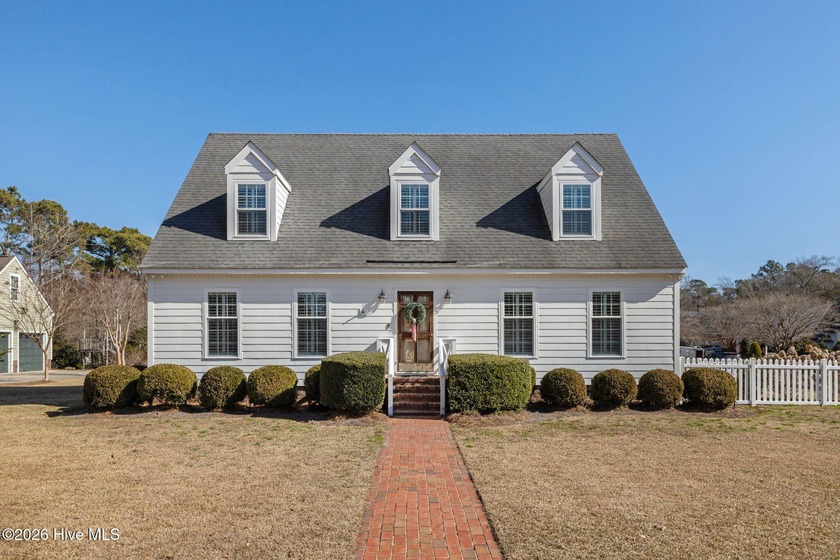 4BR/2.5BA Customized Cape Cod in desirable Country Club East on - Beach Home for sale in Morehead City, North Carolina on Beachhouse.com