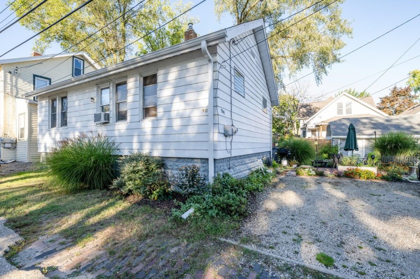 OPEN HOUSE SUNDAY 10/6 1-3 PM.  Charming, 2 bed/1bath home in St - Beach Home for sale in Saint Joseph, Michigan on Beachhouse.com