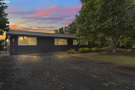 Welcome to 4930 Lakeshore Dr in Florence, Oregon, a stunning - Beach Home for sale in Florence, Oregon on Beachhouse.com