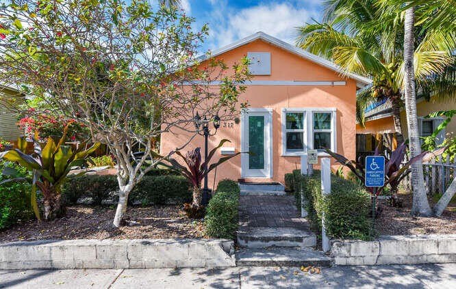 Charming cottage style home in the heart of Lake Worth Beach ! - Beach Home for sale in Lake Worth Beach, Florida on Beachhouse.com