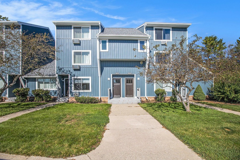 Rare, 3 bed 2 bath Hilltop townhouse style condo with detached - Beach Condo for sale in Williamsburg, Michigan on Beachhouse.com