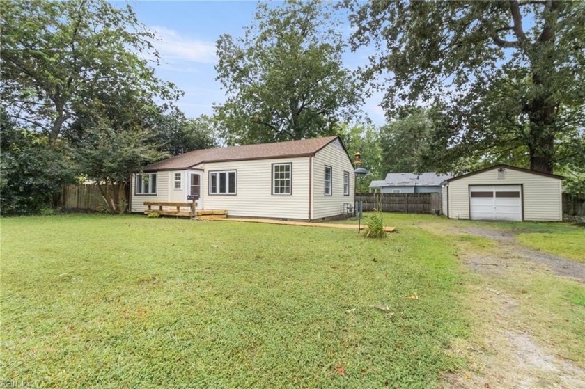 Darling home with great layout located in Simonsdale. 2+ - Beach Home for sale in Portsmouth, Virginia on Beachhouse.com