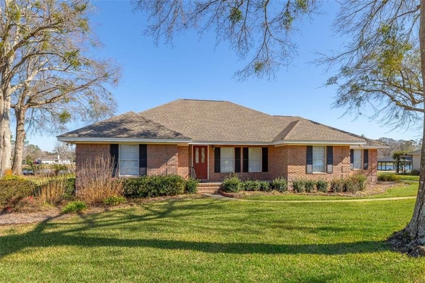 This inviting, lakefront home in Nottinghill offers over 2,000 - Beach Home for sale in Brunswick, Georgia on Beachhouse.com