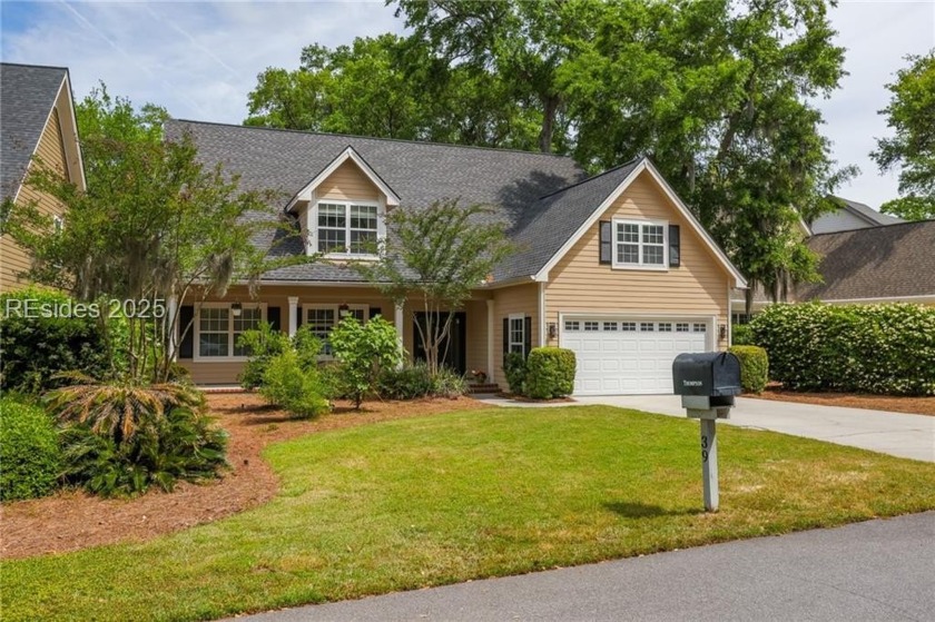 PALMETTO HALL BEAUTY! Lovingly updated and refreshed 4 bed/3 - Beach Home for sale in Hilton Head Island, South Carolina on Beachhouse.com