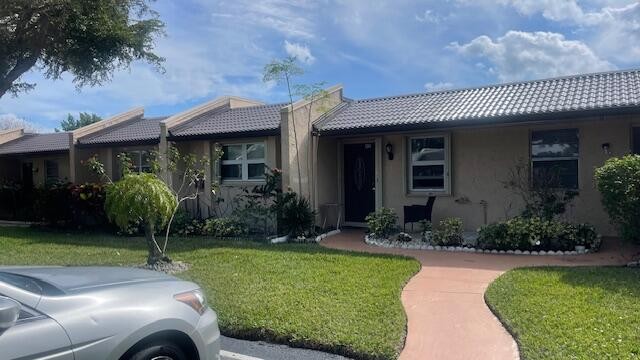 Updated 2/2 convertible villa , new AC, water heater. Tile and - Beach Home for sale in West Palm Beach, Florida on Beachhouse.com