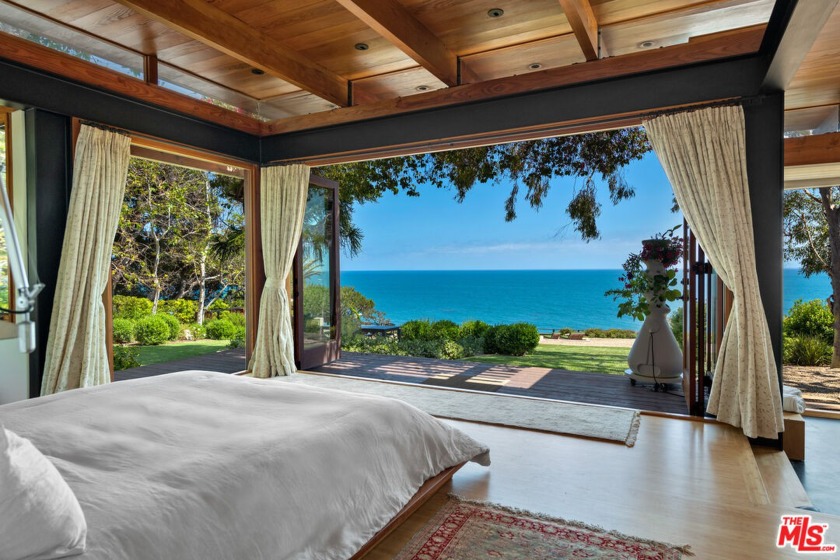 This picture-perfect Encinal Bluffs compound commands majestic - Beach Home for sale in Malibu, California on Beachhouse.com