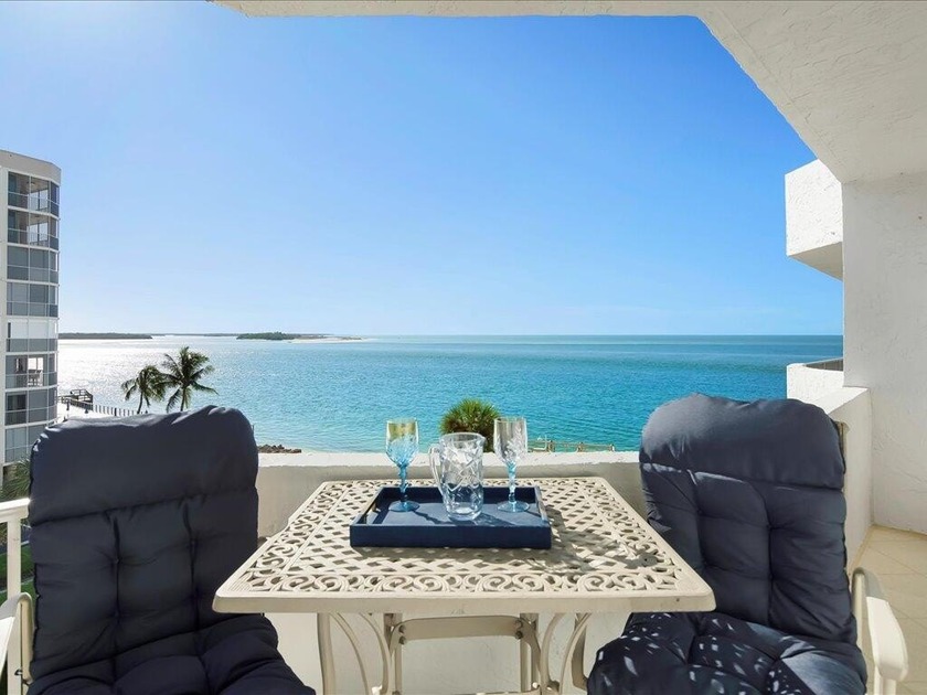 COME AND EXPERIENCE THIS SPACIOUS 3 BEDROOM 2.5 BATHROOM - Beach Condo for sale in Marco Island, Florida on Beachhouse.com