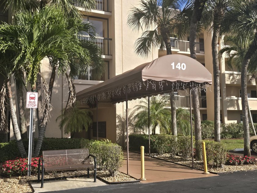 MOTIVATED SELLER'S ! MOVE INTO THIS BEAUTIFULLY UPDATED 1ST - Beach Condo for sale in West Palm Beach, Florida on Beachhouse.com