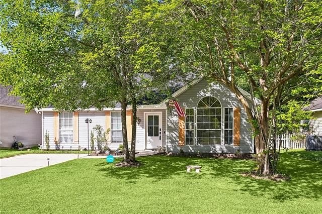 Welcome to 608 Dean St, an adorable and completely updated home - Beach Home for sale in Mandeville, Louisiana on Beachhouse.com