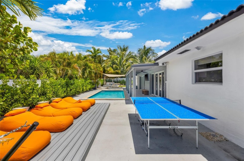 This modern home sits on a spacious lot (10,850 sq ft) in a - Beach Home for sale in Eastern Shores, Florida on Beachhouse.com