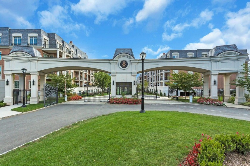 Utmost elegance meets ultra-spaciousness in this rare gem of a - Beach Condo for sale in North Hills, New York on Beachhouse.com