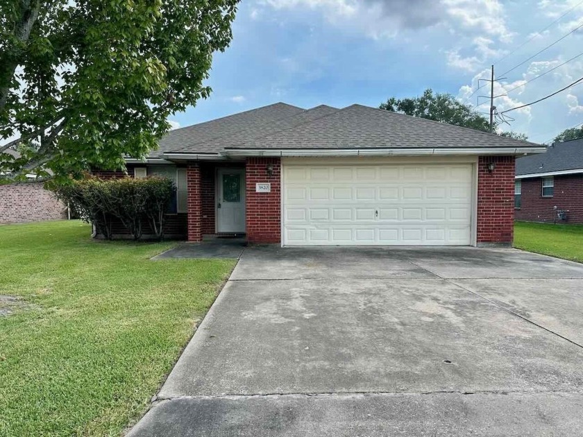 3820 38th Street in Port Arthur is a well-maintained - Beach Home for sale in Port Arthur, Texas on Beachhouse.com