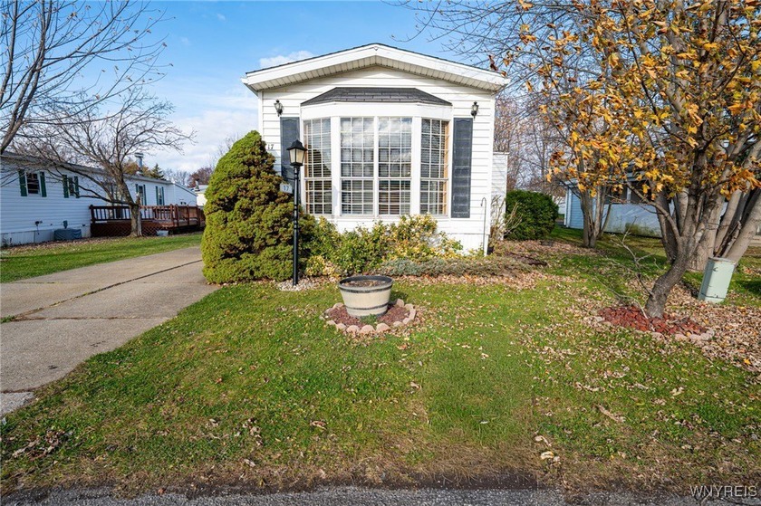 Welcome to 17 Ripple Way Drive! This home is move in ready with - Beach Home for sale in Hamburg, New York on Beachhouse.com