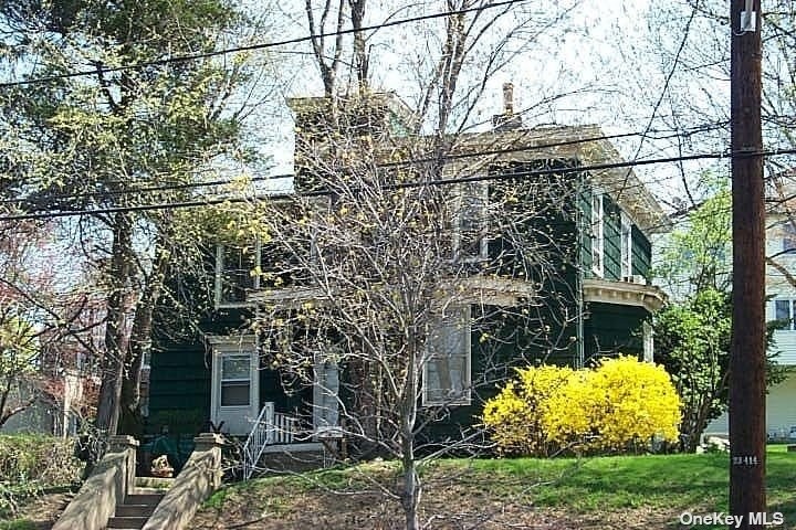 Great 2 family home with views of an open sky, close to Railroad - Beach Home for sale in Glen Cove, New York on Beachhouse.com