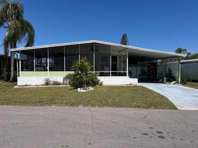 LOCATION,LOCATION, LOCATION! 40 PLUS AGES WELCOME! PRICED TO - Beach Home for sale in Sarasota, Florida on Beachhouse.com