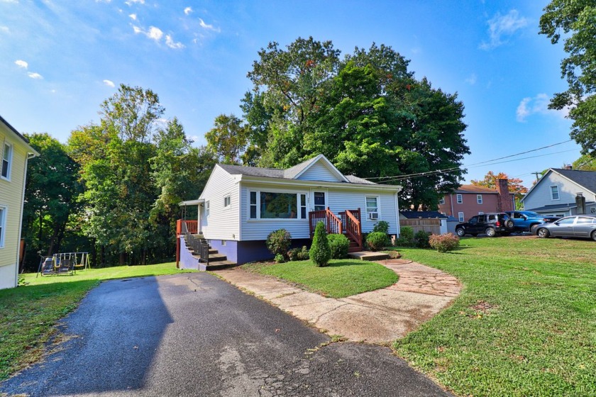 Spacious 2 Bedroom ranch in a great commuter location, less than - Beach Home for sale in West Haven, Connecticut on Beachhouse.com