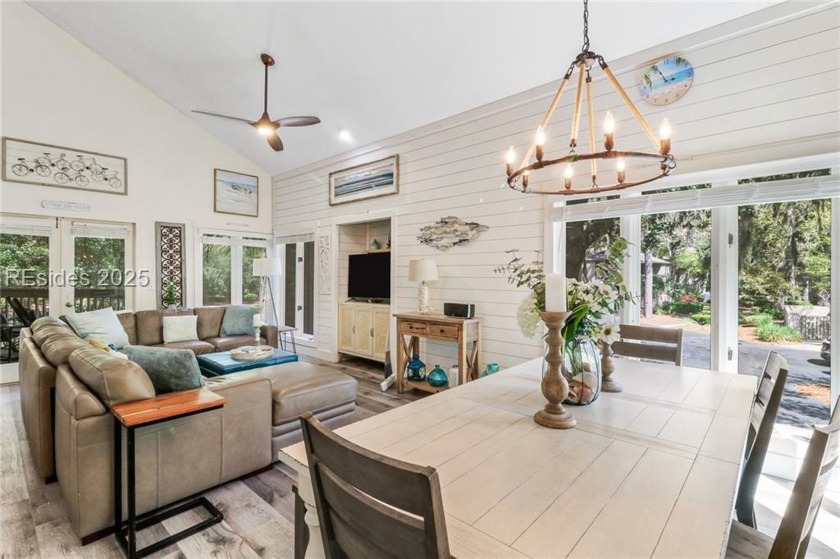 Beautiful updated 2 bedroom/2 bath top-floor villa. This - Beach Condo for sale in Hilton Head Island, South Carolina on Beachhouse.com