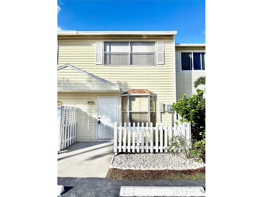 This beautiful 2-bedroom, 2.5-bathroom townhouse offers a - Beach Townhome/Townhouse for sale in Pompano Beach, Florida on Beachhouse.com