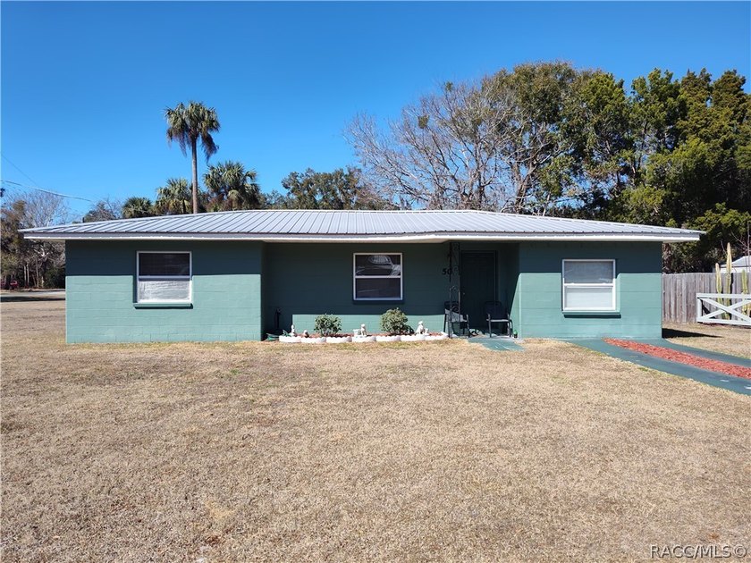 Charming home in Inglis, Fl. Discover this cozy 3-bedroom - Beach Home for sale in Inglis, Florida on Beachhouse.com
