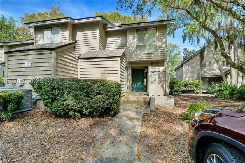 Welcome to 143 The Greens, a beautifully updated end-unit villa - Beach Condo for sale in Hilton Head Island, South Carolina on Beachhouse.com