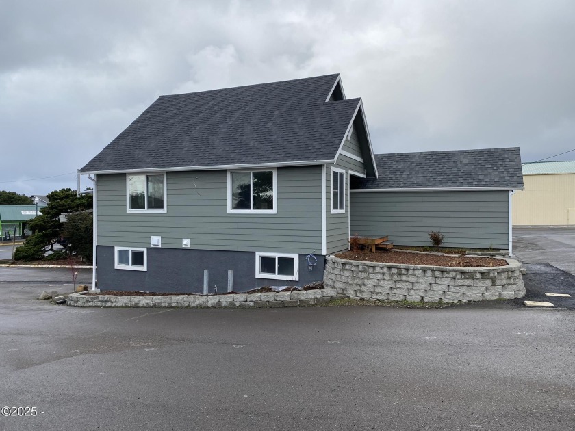 VACATION RENTAL ZONING ALLOWANCE! Opportunity knocks in the - Beach Commercial for sale in Lincoln City, Oregon on Beachhouse.com