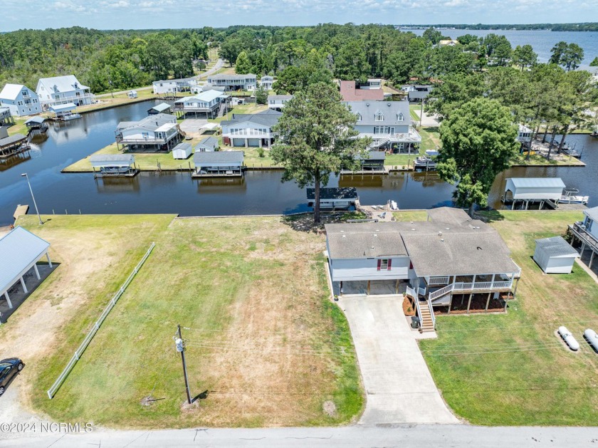 This charming 1728 sqft, 3 bedroom and two bath waterfront home - Beach Home for sale in Chocowinity, North Carolina on Beachhouse.com