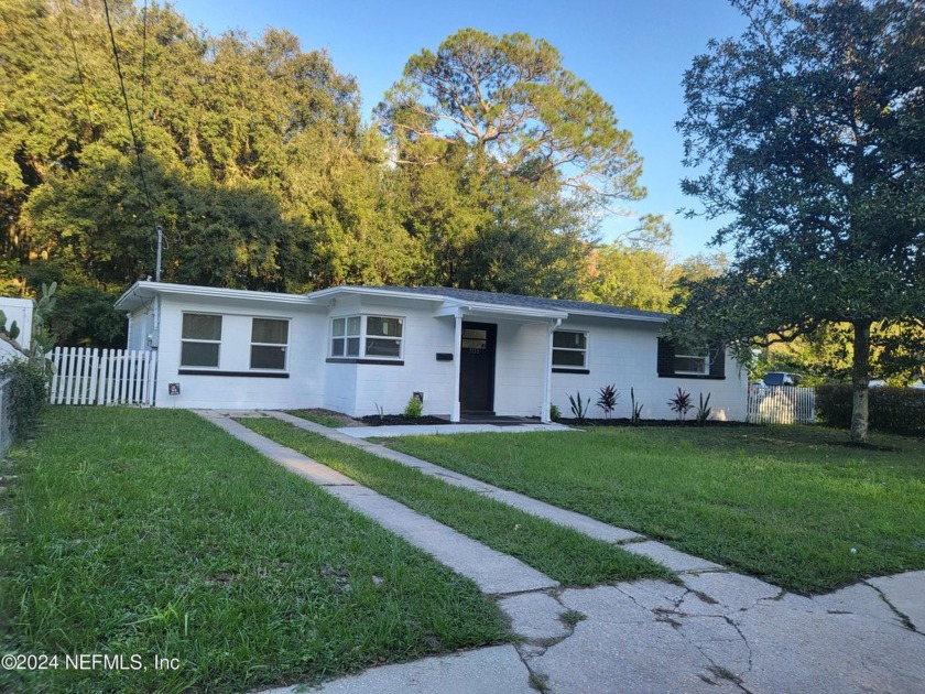 Welcome to this beautiful 3 Bedrooms, 2 Bathrooms home in - Beach Home for sale in Jacksonville, Florida on Beachhouse.com