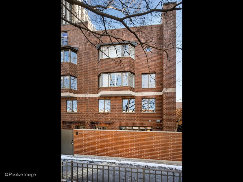Beautiful townhome in a prime Old Town location featuring a - Beach Condo for sale in Chicago, Illinois on Beachhouse.com