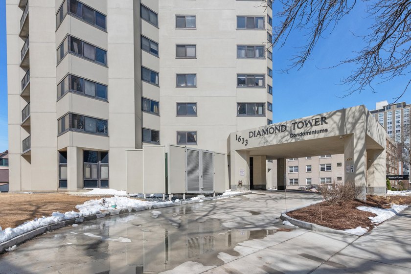 A Gem at Diamond Tower awaits you! This recently renovated lower - Beach Condo for sale in Milwaukee, Wisconsin on Beachhouse.com