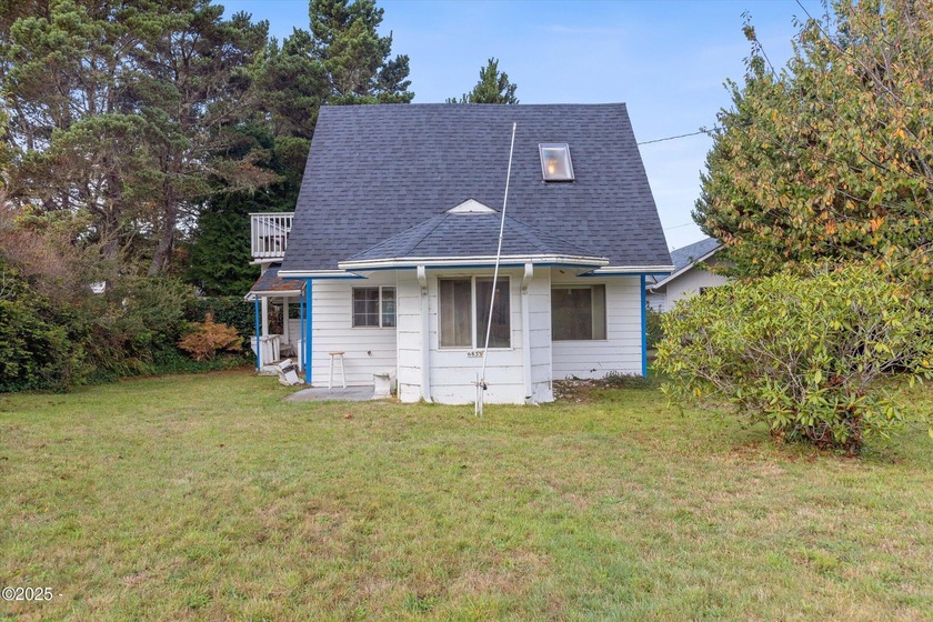 Discover coastal living in this charming 1950s cottage-style - Beach Home for sale in Lincoln City, Oregon on Beachhouse.com