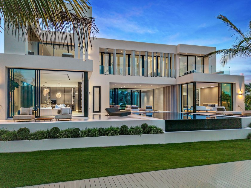 Showcasing refined modern architecture and rich natural - Beach Home for sale in Manalapan, Florida on Beachhouse.com