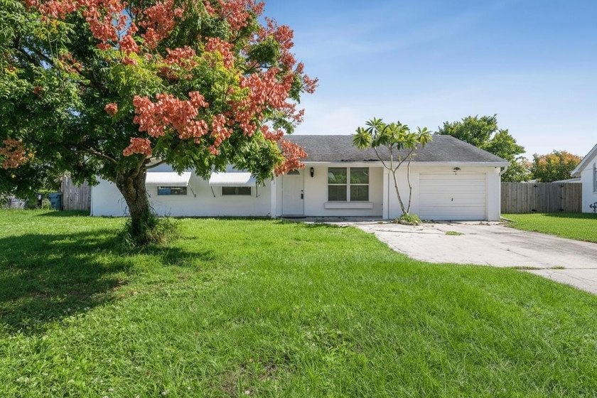 Welcome to this spacious 3 bed and 3 bath home with 2 ensuites - Beach Home for sale in Port Saint Lucie, Florida on Beachhouse.com