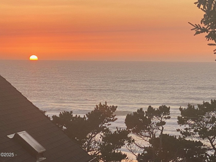 Single level cottage with beautiful sunsets and surf view - Beach Home for sale in Lincoln City, Oregon on Beachhouse.com