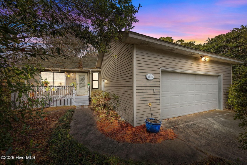 This beautifully maintained three-bedroom, two-bath patio home - Beach Home for sale in Wilmington, North Carolina on Beachhouse.com