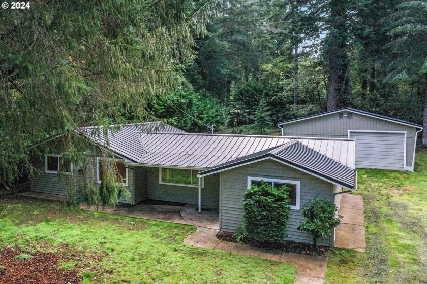 This beautifully remodeled 3-bedroom, 2-bathroom home, complete - Beach Home for sale in Florence, Oregon on Beachhouse.com