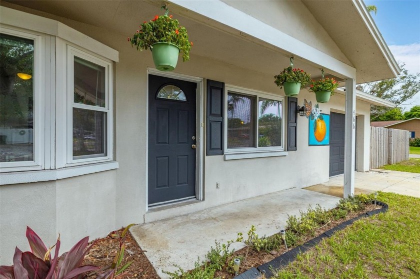 *LOCATION* Move in ready. This charming 3 bedroom, 2 bathroom - Beach Home for sale in Dunedin, Florida on Beachhouse.com