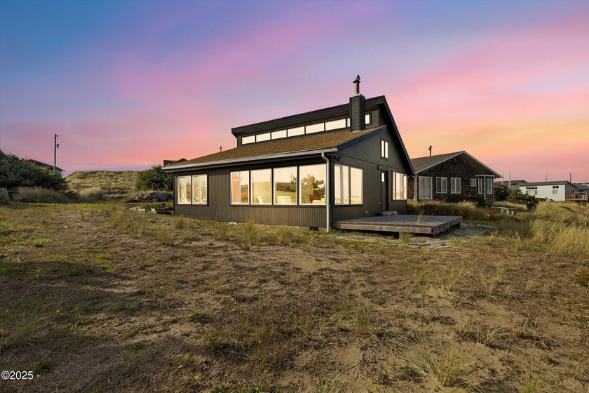 A cozy contemporary style single-level home with loft space - Beach Home for sale in Waldport, Oregon on Beachhouse.com