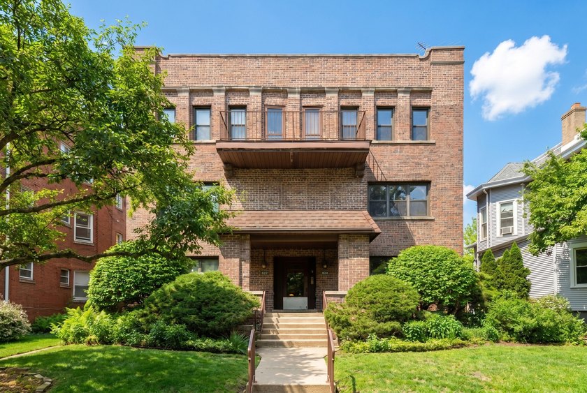 Spacious and bright 3 bed, 2 bath condo in a boutique six-unit - Beach Condo for sale in Evanston, Illinois on Beachhouse.com