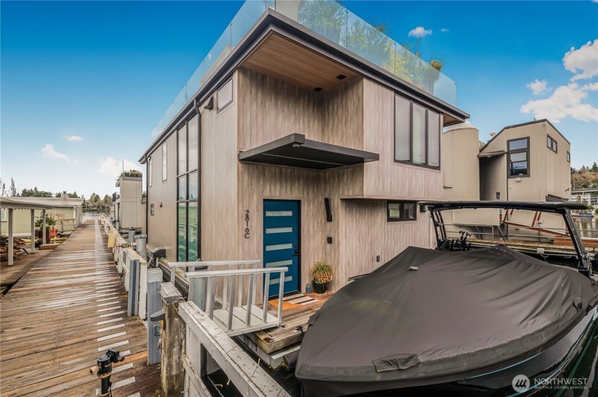 Second from the end! Newer floating home w/ easy boat moorage - Beach Home for sale in Seattle, Washington on Beachhouse.com