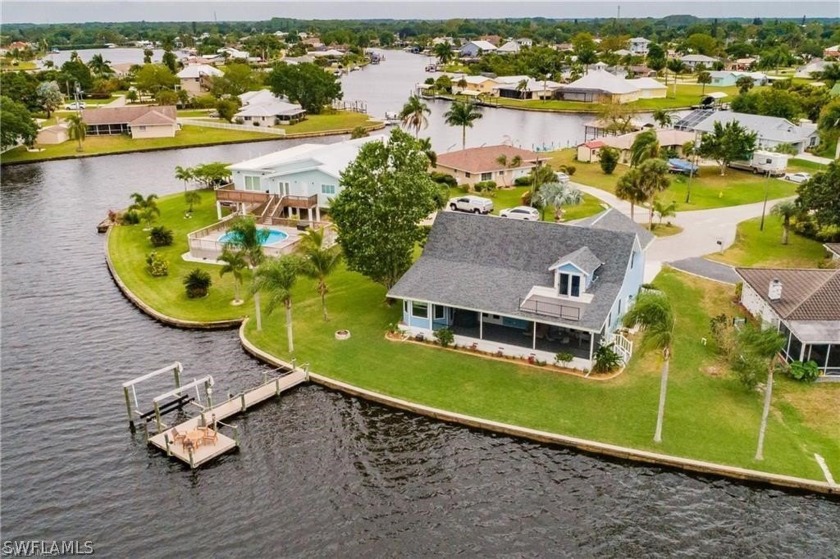 A Stunning Riverfront home. This gorgeous home sits at the end - Beach Home for sale in Fort Myers, Florida on Beachhouse.com