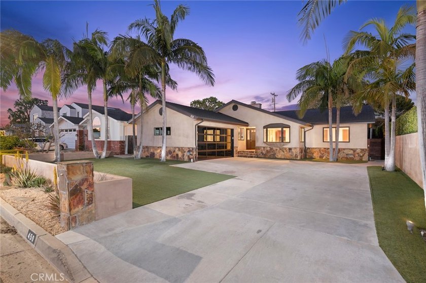 450 Cabrillo is a warm and inviting home with 4 bedrooms and 3.5 - Beach Home for sale in Costa Mesa, California on Beachhouse.com