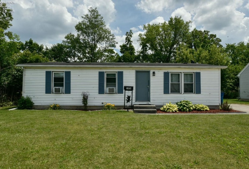 Welcome to your perfect first home or weekend getaway! Nestled - Beach Home for sale in Sandusky, Ohio on Beachhouse.com