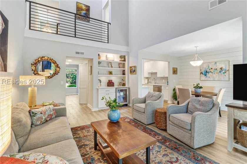 This light & bright home offers 3 spacious bedrooms, each w/ an - Beach Home for sale in Hilton Head Island, South Carolina on Beachhouse.com
