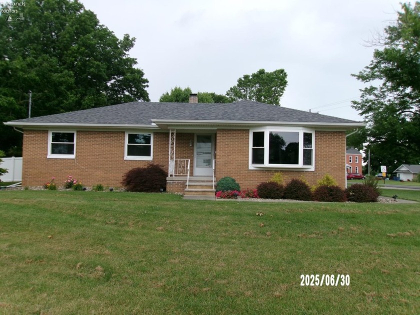 BEAUTIFUL BRICK RANCH IN MOVE-IN CONDITION!!! Enjoy the new - Beach Home for sale in Oak Harbor, Ohio on Beachhouse.com