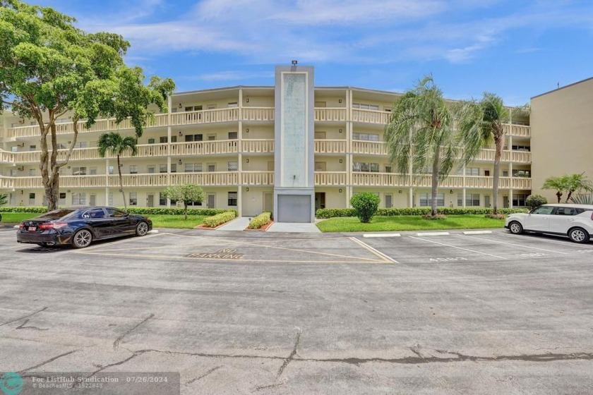 PEACEFUL LAKE VIEWS from the large, screen enclosed patio and - Beach Condo for sale in Boca Raton, Florida on Beachhouse.com