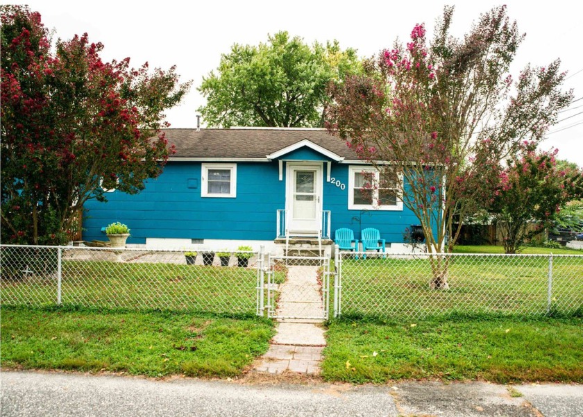 Welcome to 200 Alexander Avenue in Villas, NJ -- a charming - Beach Home for sale in Villas, New Jersey on Beachhouse.com