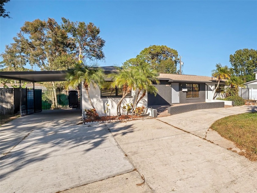 One or more photo(s) has been virtually staged. Nestled on an - Beach Home for sale in St. Petersburg, Florida on Beachhouse.com