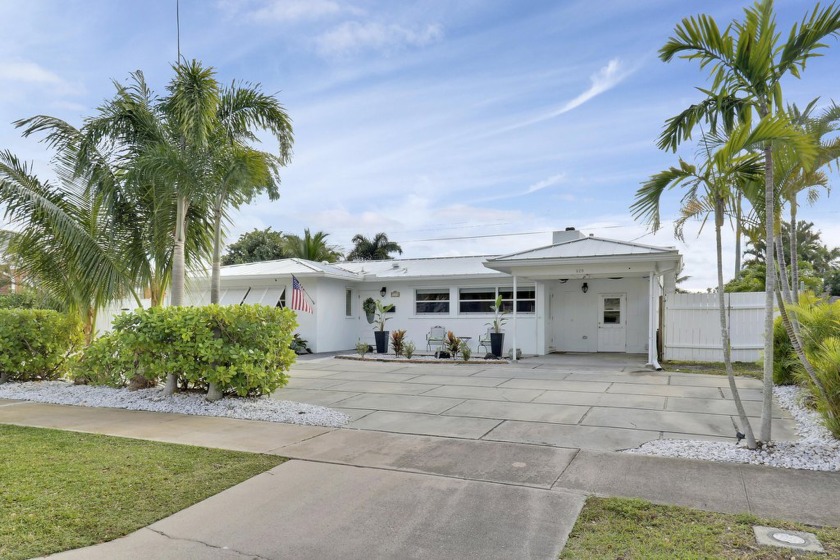 Newly offered spacious  4/3 plus a den/flex space located in the - Beach Home for sale in North Palm Beach, Florida on Beachhouse.com