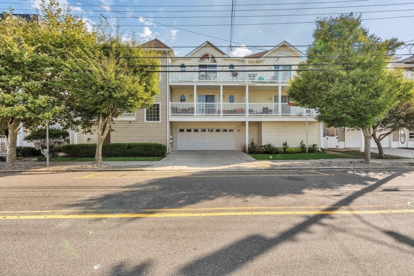 This beautifully maintained townhome is located just 2 blocks to - Beach Condo for sale in Wildwood, New Jersey on Beachhouse.com